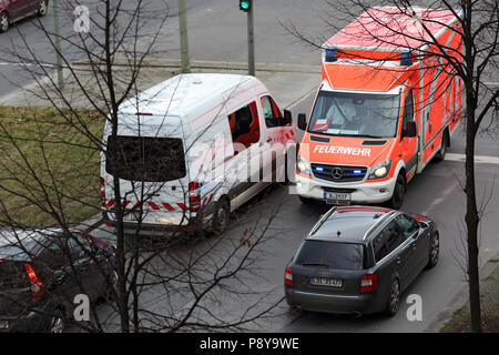 Berlino, Germania, ambulanza della Berlino Vigili del Fuoco rigidi in veicoli che sopraggiungono in senso contrario Foto Stock