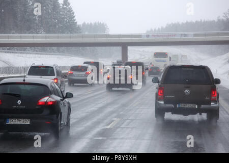 Droyssig, Germania, rallentare il traffico sull'autostrada A9 dopo la nevicata Foto Stock