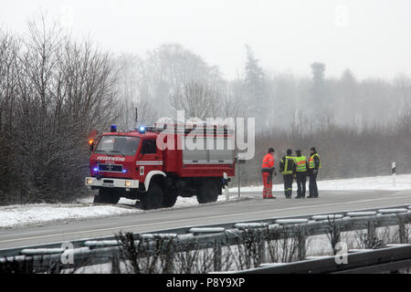 Schleiz, Germania, fire service sull'autostrada A9 in inverno Foto Stock