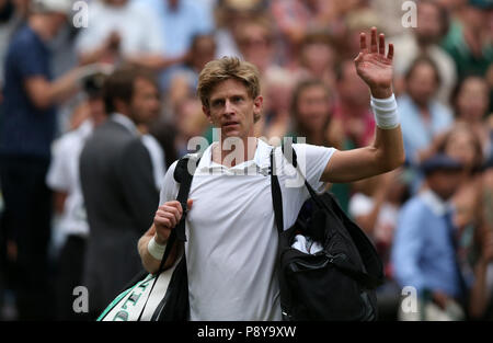 Kevin Anderson riconosce la folla dopo aver battuto John Isner il giorno undici dei Wimbledon Championships all'All England Lawn Tennis and Croquet Club, Wimbledon. Foto Stock