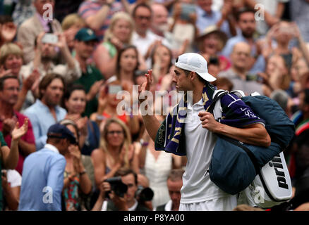 John Isner riconosce la folla dopo aver perso a Kevin Anderson il giorno undici dei campionati di Wimbledon al All England Lawn Tennis e Croquet Club, Wimbledon. Foto Stock