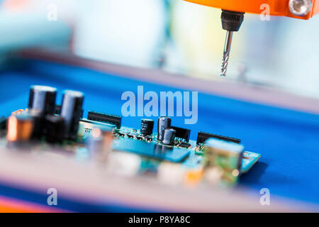 Utensile di taglio sulla macchina CNC. Foto Stock