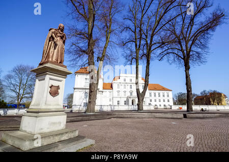 Statua di Luise Henriette di Nassau davanti a Oranienburg Palace, Brandeburgo, Germania Foto Stock