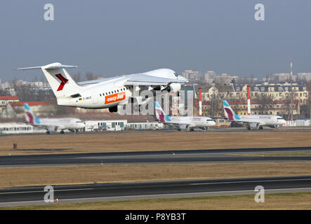 Berlino, Germania, British Aerospace 146-200 della WDL Aviation affittati dalla compagnia aerea easyJet all'inizio dell'aeroporto Tegel di Berlino Foto Stock