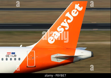 Berlino, Germania, parafango posteriore di un Airbus A320 della compagnia aerea easyJet Foto Stock