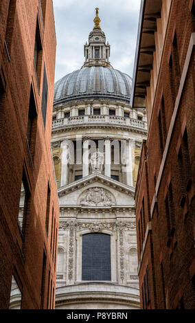 Ritratto di stretta vista della Cattedrale di St Paul, Londra, da Paternoster square Foto Stock