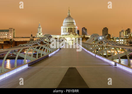 Testa sul panorama di St Pauls Cathedral di notte da una posizione centrale sulla London Millennium Footbridge Foto Stock