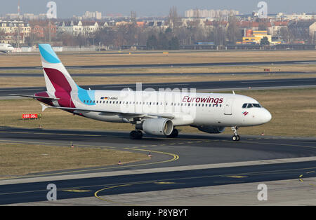 Berlino, Germania, Airbus A320 della compagnia aerea Eurowings su una pista di rullaggio di l'aeroporto Tegel di Berlino Foto Stock