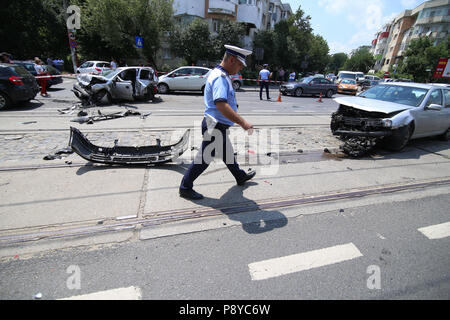 Bucarest, Romania - 13 Luglio: diversi veicoli sono danneggiati sulla strada dopo un collettivo incidente di auto, il 13 luglio Foto Stock