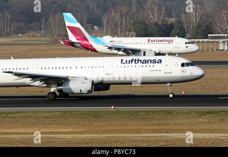 Berlino, Germania, Airbus A321 della compagnia Lufthansa e un 319 della Eurowings sulla pista dell'aeroporto di Berlino-Tegel Foto Stock