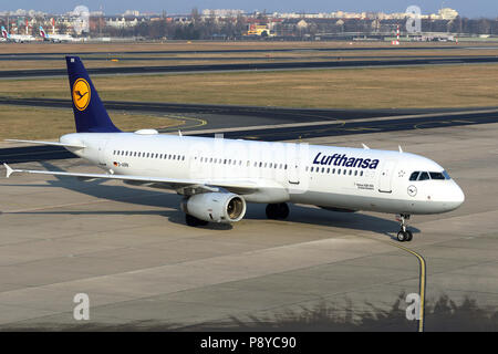 Berlino, Germania, Airbus A321 della compagnia Lufthansa sul piazzale dell'aeroporto di Berlino-Tegel Foto Stock