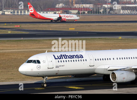 Berlino, Germania, Airbus A321 della compagnia Lufthansa e Boeing 737 della compagnia aerea Air Berlin all'aeroporto Tegel Foto Stock