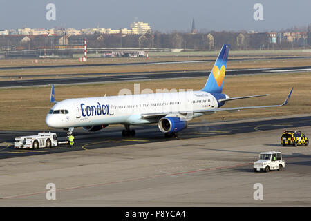 Berlino, Germania, Boeing 757-330 della compagnia aerea Condor sul piazzale dell'aeroporto di Berlino-Tegel Foto Stock