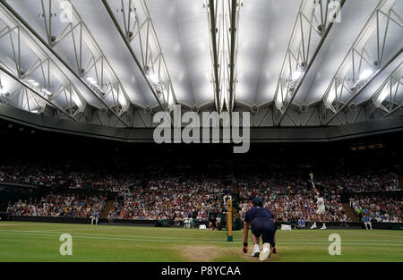 Novak Djokovic in azione sotto il tetto del Centre Court il giorno undici dei campionati di Wimbledon al All England Lawn Tennis e Croquet Club, Wimbledon. Stampa foto di associazione. Picture Data: venerdì 13 luglio, 2018. Vedere PA storia il tennis a Wimbledon. Foto di credito dovrebbe leggere: John Walton/filo PA. Restrizioni: solo uso editoriale. Nessun uso commerciale senza il previo consenso scritto della AELTC. Immagine ancora utilizzare solo - Assenza di immagini in movimento per emulare broadcast. Nessuna sovrapposizione o rimozione di sponsor/annuncio loghi. Chiamate il numero +44 (0)1158 447447 per ulteriori informazioni. Foto Stock