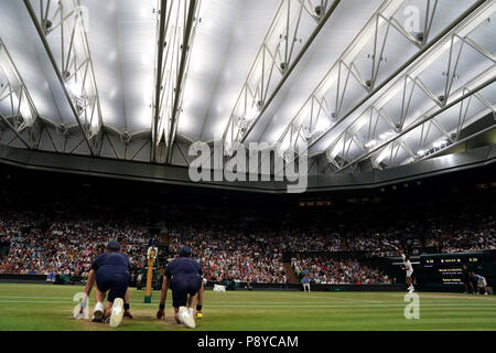 Novak Djokovic in azione sotto il tetto del Centre Court il giorno undici dei campionati di Wimbledon al All England Lawn Tennis e Croquet Club, Wimbledon. Stampa foto di associazione. Picture Data: venerdì 13 luglio, 2018. Vedere PA storia il tennis a Wimbledon. Foto di credito dovrebbe leggere: John Walton/filo PA. Restrizioni: solo uso editoriale. Nessun uso commerciale senza il previo consenso scritto della AELTC. Immagine ancora utilizzare solo - Assenza di immagini in movimento per emulare broadcast. Nessuna sovrapposizione o rimozione di sponsor/annuncio loghi. Chiamate il numero +44 (0)1158 447447 per ulteriori informazioni. Foto Stock