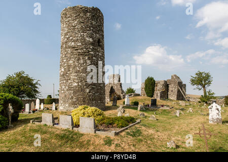 Luogo di riposo di Arthur Guinness situato nel parco del vecchio sito monastico di Oughterard nella contea di Kildare Irlanda. Foto Stock