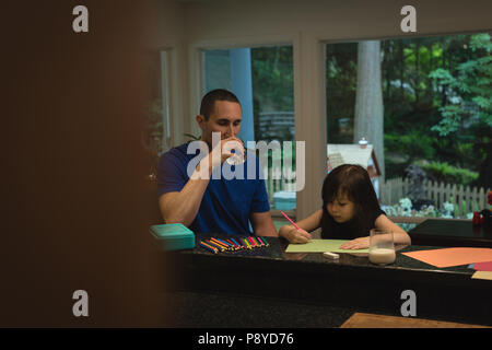 Ragazza con il suo padre il disegno di un disegno Foto Stock