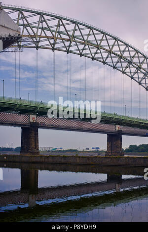 Runcorn giubileo d'argento della roadbridge con il ponte della ferrovia in background e il Manchester ship canal in primo piano Foto Stock