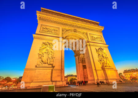 Vista notturna di Arco di Trionfo al centro di Place Charles de Gaulle. Vista dal basso del famoso punto di riferimento al blue ora e famosa attrazione turistica a Parigi capitale della Francia in Europa. Foto Stock