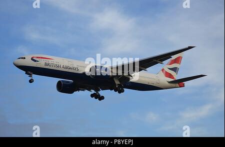 British Airways Boeing 777-200 ER avvicinamento RWY27R a Londra Heathrow Foto Stock