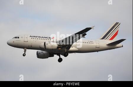 Un Air France Airbus A319 si avvicina la pista 27R all'Aeroporto di Londra Heathrow Foto Stock