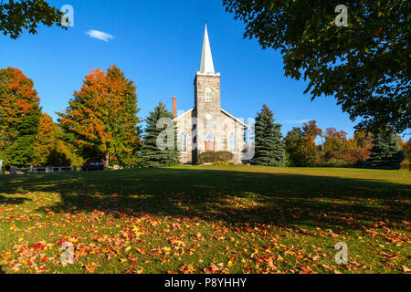 Colori autunnali in Dunham, Eastern Townships, Quebec, Canada. Tutti i Santi della Chiesa Anglicana. Foto Stock