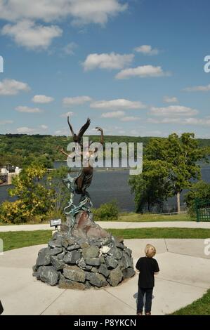 Piccolo Ragazzo che guarda al Fiume "Spirito' statua in bronzo da Julie Ann palcoscenico affacciato sul Saint Croix River e cade, Saint Croix Falls, Wisconsin, STATI UNITI D'AMERICA Foto Stock
