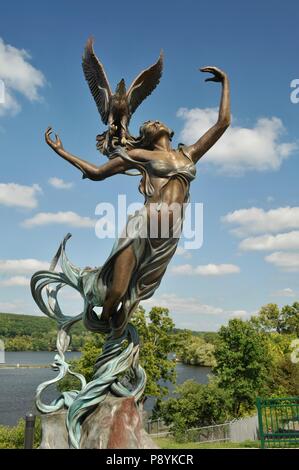 'Fiume spirito' statua in bronzo da Julie Ann palcoscenico affacciato sul Saint Croix River e cade, Saint Croix Falls, Wisconsin, STATI UNITI D'AMERICA Foto Stock