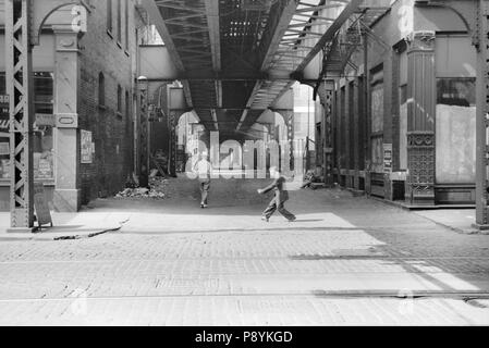 Vicolo ed elevato livello di binari del treno, Chicago, Illinois, USA, John Vachon, Farm Security Administration, Luglio 1940 Foto Stock