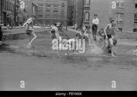 Bambini il raffreddamento in acqua dall'idrante di fuoco, Chicago, Illinois, USA, John Vachon, Farm Security Administration, Luglio 1941 Foto Stock