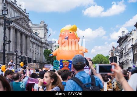 Un grande pallone di Donal Trump è sfilavano giù Whitehall durante la dimostrazione. La protesta contro il presidente statunitense Donald Trump's visita al Regno Unito nella seconda giornata del presidente del soggiorno nel paese. Foto Stock