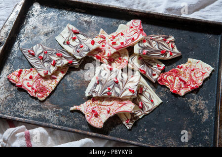 Corteccia di natale con il cioccolato bianco e cosparso di Candy Canes Foto Stock