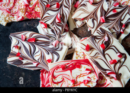 Close Up di corteccia di Natale con il cioccolato bianco e cosparso di Candy Canes Foto Stock