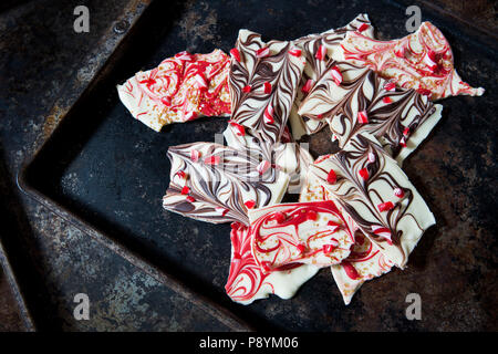 Angolo di Alta Vista della corteccia di Natale con il cioccolato bianco e cosparso di Candy Canes Foto Stock