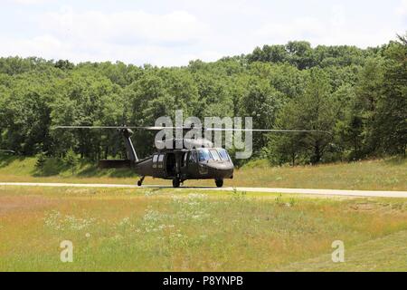 Un UH-60 Blackhawk elicottero atterra a Wisconsin esercito nazionale Guard vola sopra i bracci combinato formazione collettiva Facility a giugno 28, 2018 a Fort McCoy, Wis. due Blackhawks e i loro equipaggi supportato un sforzo di formazione per esercizio audace Warrior 2018 a Fort McCoy, che comprendeva quasi 60 aviatori di Guardia Nazionale unità in dieci Stati membri nonché di squadre di servizio internazionale i membri che fanno parte dell'eliminazione degli ordigni esplosivi squadre allenate. (U.S. Foto dell'esercito da Scott T. Sturkol, Ufficio per gli affari pubblici, Fort McCoy, Wis.) Foto Stock