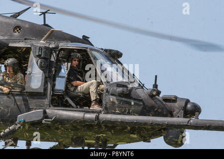 Segretario dell'esercito il dottor Mark T. Esper vola con il centosessantesimo Special Operations Aviation Regiment, in un UH60 Blawkhawk, al di sopra di Fort Campbell, Ky le aree di formazione su luglio 10th, 2018. Il Segretario ha visitato Fort Campbell il martedì per vedere la 101ª Divisione aviotrasportata di funzionalità uniche e la prontezza della divisione. (US Army foto di Sgt. Patrick Kirby, quarantesimo Affari pubblici distacco) Foto Stock
