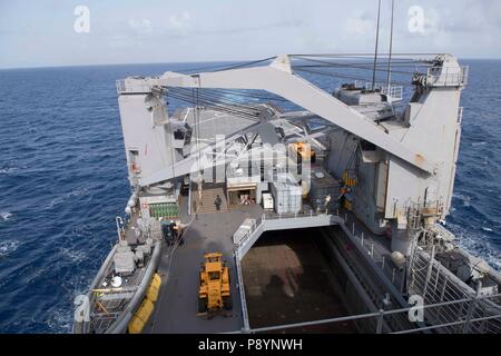 180711-N-GX781-0019 MAR DEI CARAIBI (10 luglio 2018) Il Whidbey Island-Class Dock Landing Ship USS Gunston Hall (LSD 44) esegue operazioni di gru. La nave è sul supporto di distribuzione i mari del sud, che è un annuale Distribuzione collaborativa NEGLI STATI UNITI Comando Sud area di responsabilità nel caso in cui un gruppo di attività saranno distribuite a condurre una serie di esercizi e di scambi internazionali per migliorare l'interoperabilità, aumentare la stabilità regionale e creare e mantenere relazioni a livello regionale con i paesi di tutta la regione attraverso il giunto, multinazionale e interagenzie di scambi e di cooperazione. Foto Stock