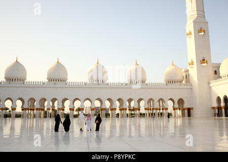 Sheikh Zayed Grande Moschea Dubai architettura islamica pregando persone Foto Stock