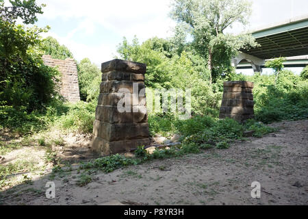 Celebre James River immagine delle rovine del ponte Foto Stock