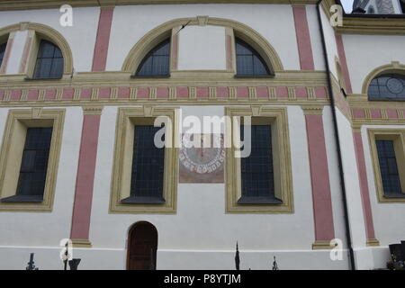 Ranggen, Pfarrkirche, Katholisch, Turm, Turmuhr, Ziffernblatt, Mittelalter, Zeiger, Stundenzeiger, Ziffernblatt, Latein, Fentser, Kirchenfenster, Gitt Foto Stock