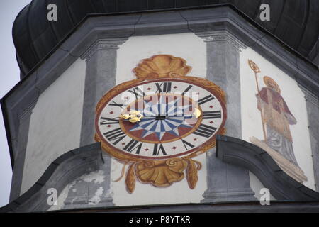 Ranggen, Pfarrkirche, Katholisch, Turm, Turmuhr, Ziffernblatt, Mittelalter, Zeiger, Stundenzeiger, Ziffernblatt, Latein, Fentser, Kirchenfenster, Gitt Foto Stock