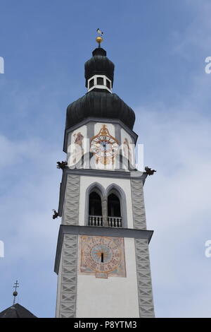 Ranggen, Pfarrkirche, Katholisch, Turm, Turmuhr, Ziffernblatt, Mittelalter, Zeiger, Stundenzeiger, Ziffernblatt, Latein, Fentser, Kirchenfenster, Gitt Foto Stock