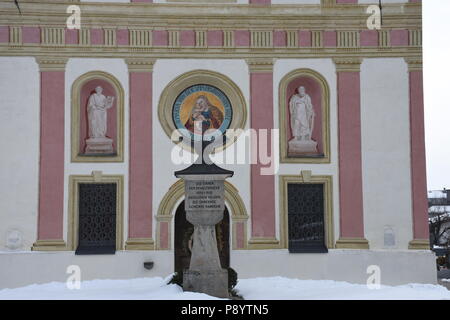 Ranggen, Pfarrkirche, Katholisch, Turm, Turmuhr, Ziffernblatt, Mittelalter, Zeiger, Stundenzeiger, Ziffernblatt, Latein, Fentser, Kirchenfenster, Gitt Foto Stock