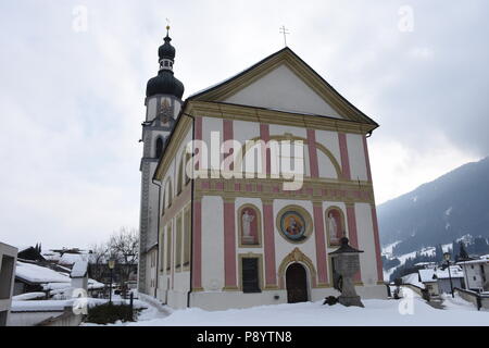 Ranggen, Pfarrkirche, Katholisch, Turm, Turmuhr, Ziffernblatt, Mittelalter, Zeiger, Stundenzeiger, Ziffernblatt, Latein, Fentser, Kirchenfenster, Gitt Foto Stock