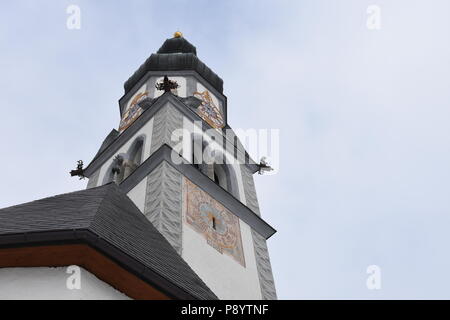 Ranggen, Pfarrkirche, Katholisch, Turm, Turmuhr, Ziffernblatt, Mittelalter, Zeiger, Stundenzeiger, Ziffernblatt, Latein, Fentser, Kirchenfenster, Gitt Foto Stock