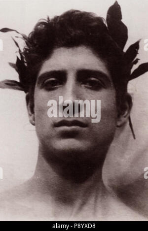 . 310 Gloeden, Wilhelm von - Junger Mann mit Lorbeerkranz (Zeno fotografie) Foto Stock