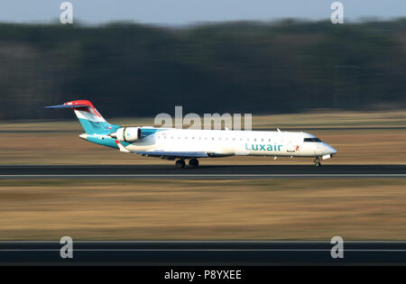 Berlino, Germania, Bombardier CRJ-700ER della compagnia aerea Luxair sulla pista dell'aeroporto di Berlino-Tegel Foto Stock