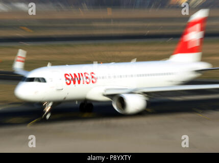 Berlino, Germania, Airbus A320 della compagnia aerea Swiss International Airlines sul piazzale dell'aeroporto di Berlino-Tegel Foto Stock