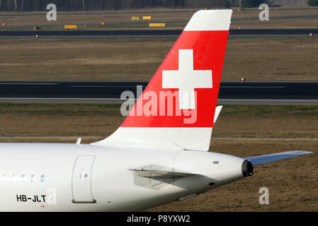 Berlino, Germania, la coda di un Airbus A320 della compagnia aerea Swiss International Airlines Foto Stock