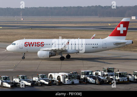 Berlino, Germania, Airbus A320 della compagnia aerea Swiss International Airlines sul piazzale dell'aeroporto di Berlino-Tegel Foto Stock